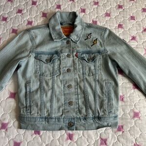 Levi’s Classic Light Wash Denim Trucker Jacket Decorative Patches Women’s Small